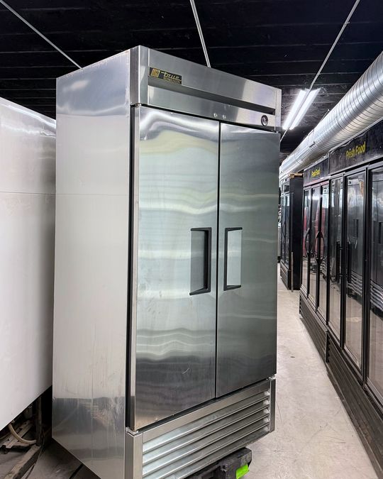 A stainless steel True 1-door reach-in freezer.